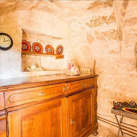 Trullo Nel Bosco, Lungo Il Sentiero Escursionistico Ciclabile Dell'acquedotto Pugliese