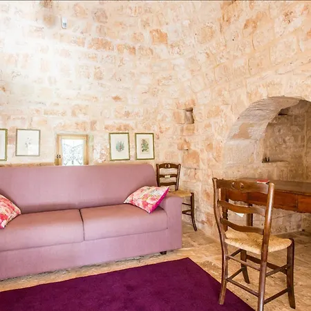 Trullo Nel Bosco, Lungo Il Sentiero Escursionistico Ciclabile Dell'acquedotto Pugliese *