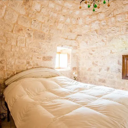 Trullo Nel Bosco, Lungo Il Sentiero Escursionistico Ciclabile Dell'acquedotto Pugliese *