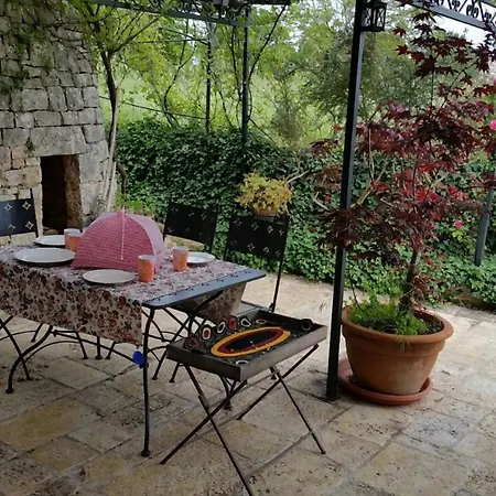 Trullo Nel Bosco, Lungo Il Sentiero Escursionistico Ciclabile Dell'acquedotto Pugliese