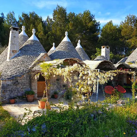 Trullo Nel Bosco, Lungo Il Sentiero Escursionistico Ciclabile Dell'acquedotto Pugliese